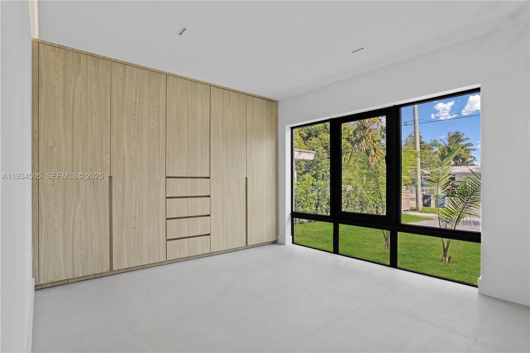 For Rent: $26,000 (5 beds, 4 baths, 2769 Square Feet)