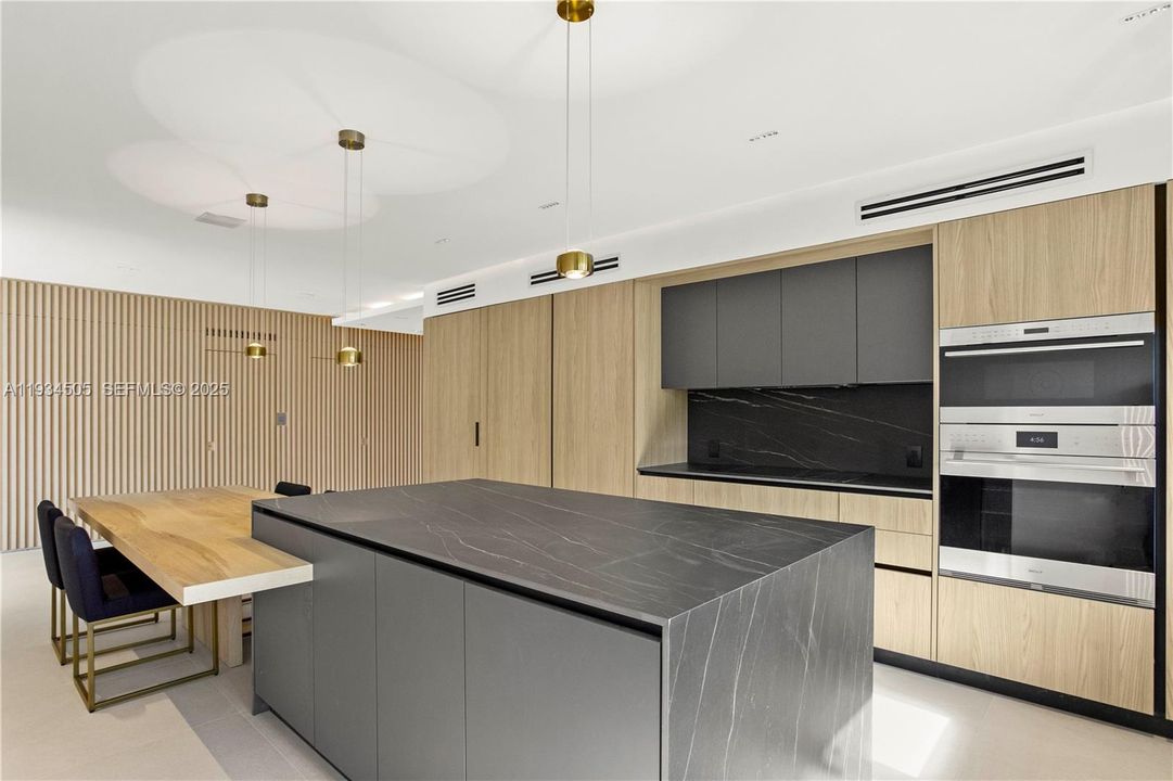 For Rent: $26,000 (5 beds, 4 baths, 2769 Square Feet)