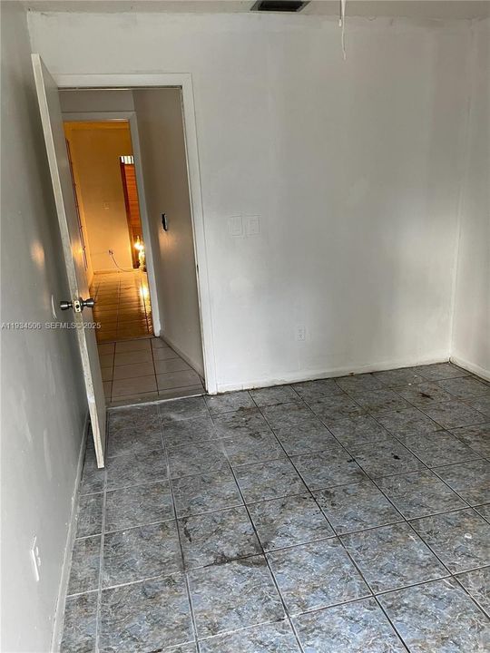 For Sale: $389,000 (3 beds, 1 baths, 1083 Square Feet)