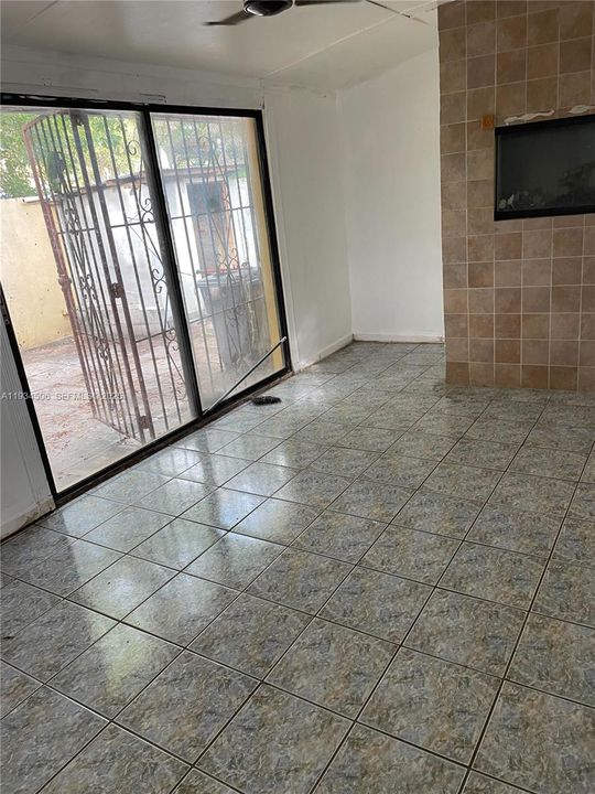 For Sale: $389,000 (3 beds, 1 baths, 1083 Square Feet)