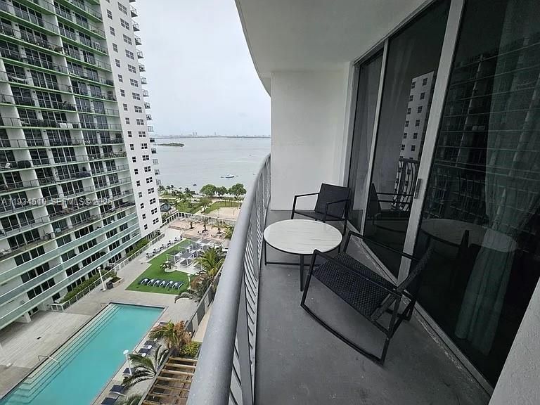 В аренду: $2,800 (1 спален, 1 ванн, 825 Квадратных фут)