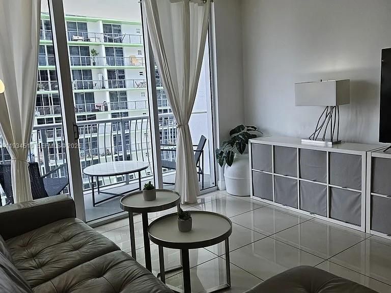 В аренду: $2,800 (1 спален, 1 ванн, 825 Квадратных фут)