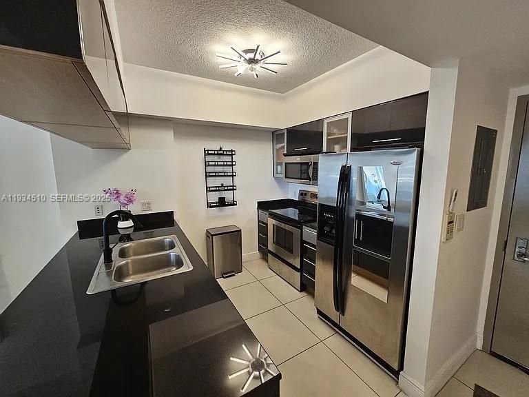 В аренду: $2,800 (1 спален, 1 ванн, 825 Квадратных фут)