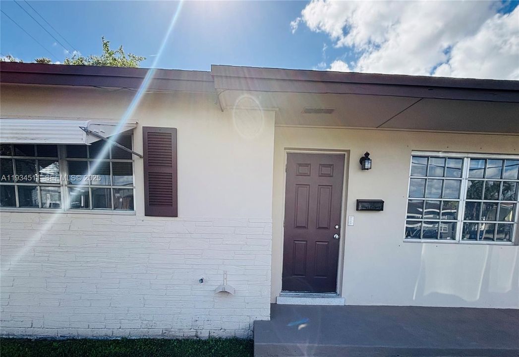 В аренду: $2,100 (2 спален, 1 ванн, 900 Квадратных фут)