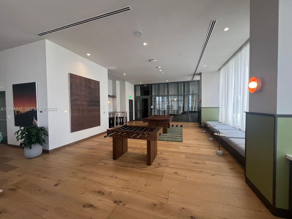 For Rent: $5,490 (2 beds, 2 baths, 925 Square Feet)