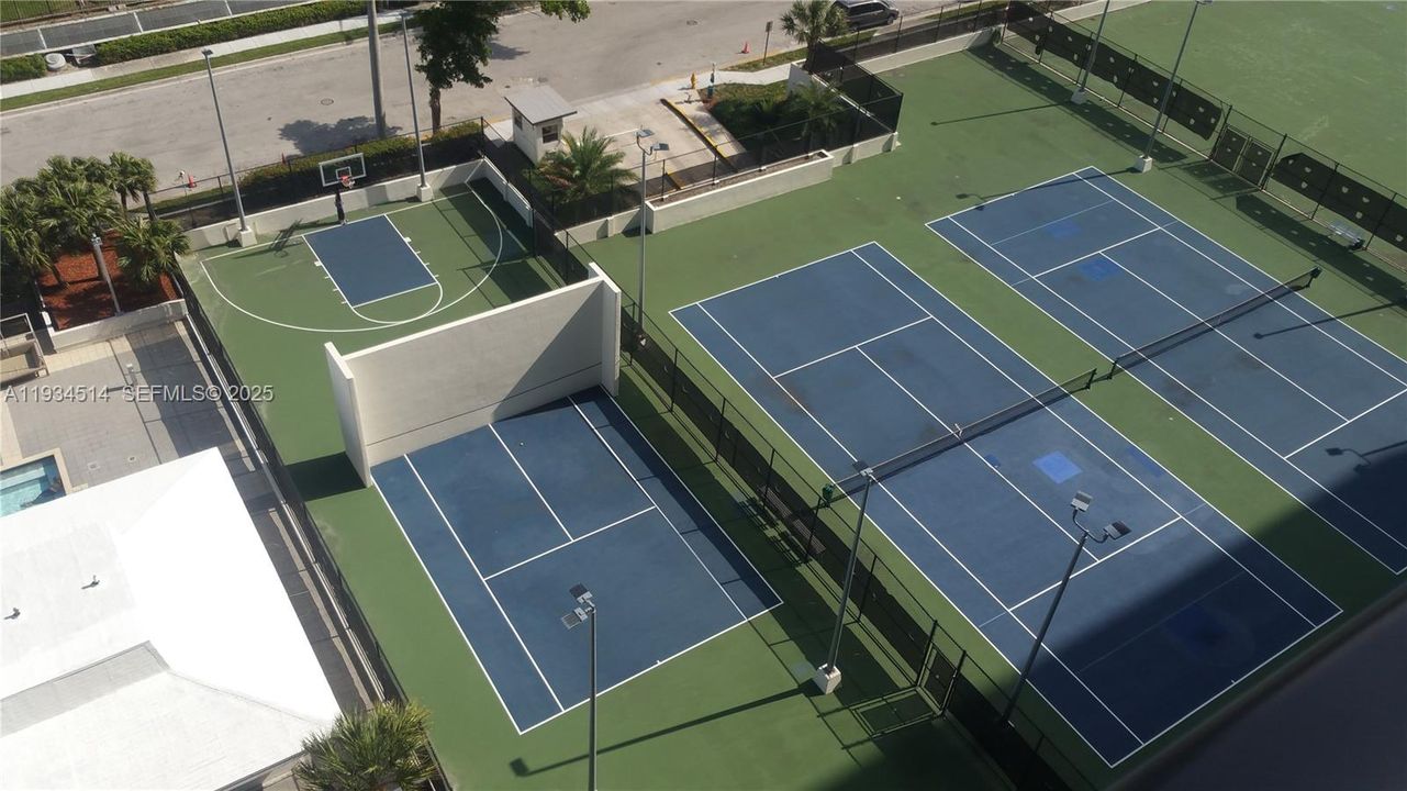 出租: $2,500 (1 贝兹, 1 浴室, 768 平方英尺)