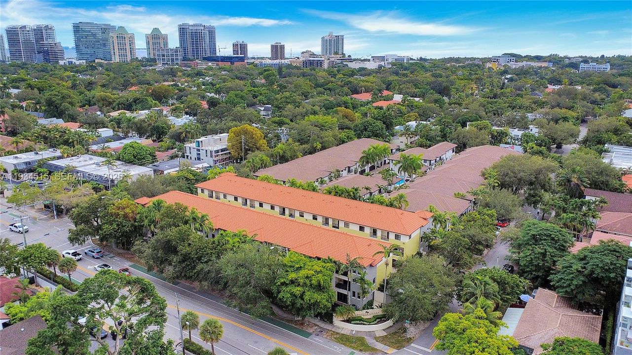 出租: $5,000 (2 贝兹, 2 浴室, 1425 平方英尺)