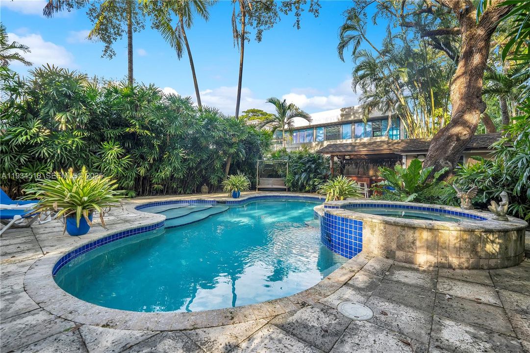 For Sale: $2,000,000 (2 beds, 1 baths, 1059 Square Feet)