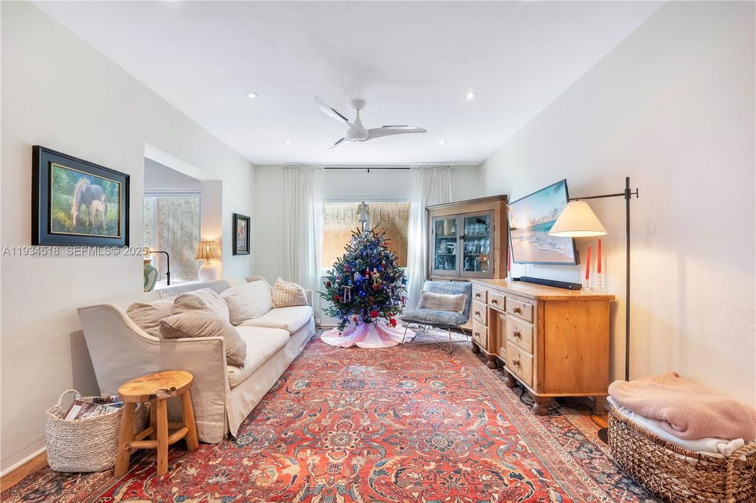 For Sale: $2,000,000 (2 beds, 1 baths, 1059 Square Feet)