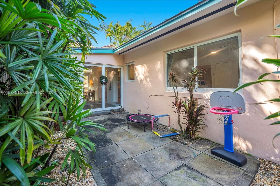 For Sale: $2,000,000 (2 beds, 1 baths, 1059 Square Feet)