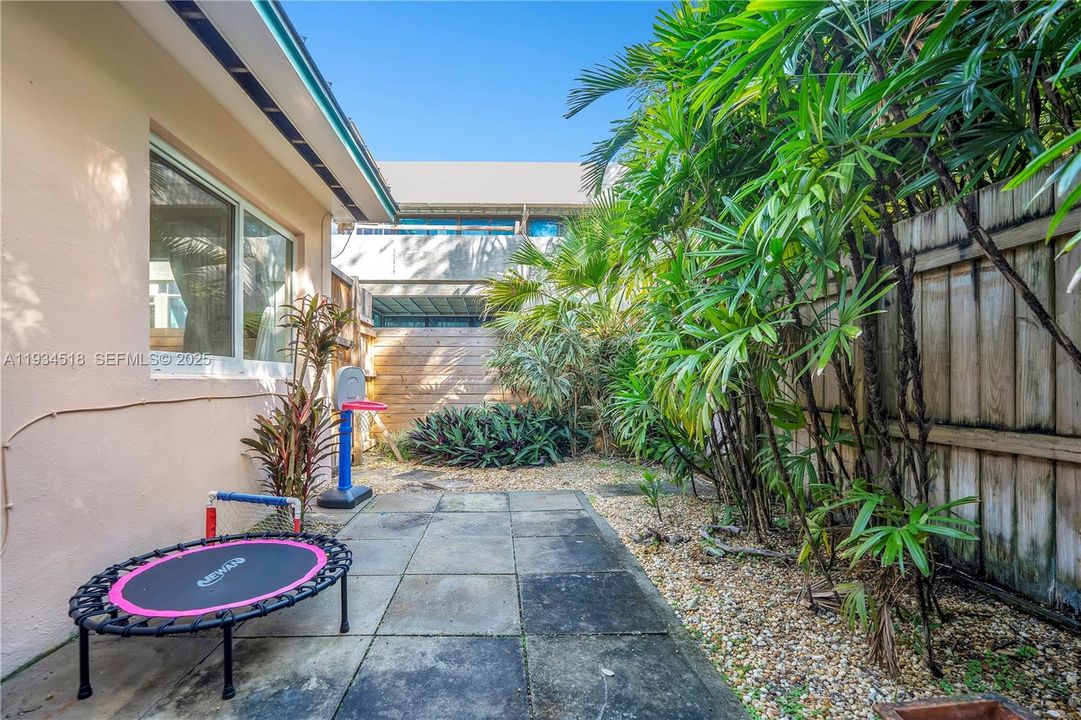 For Sale: $2,000,000 (2 beds, 1 baths, 1059 Square Feet)