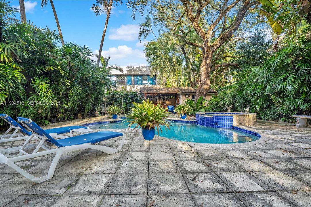 For Sale: $2,000,000 (2 beds, 1 baths, 1059 Square Feet)