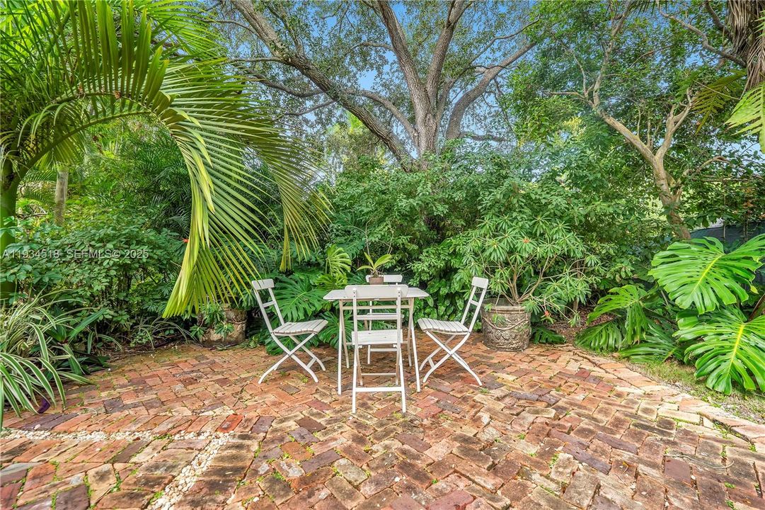 For Sale: $2,000,000 (2 beds, 1 baths, 1059 Square Feet)