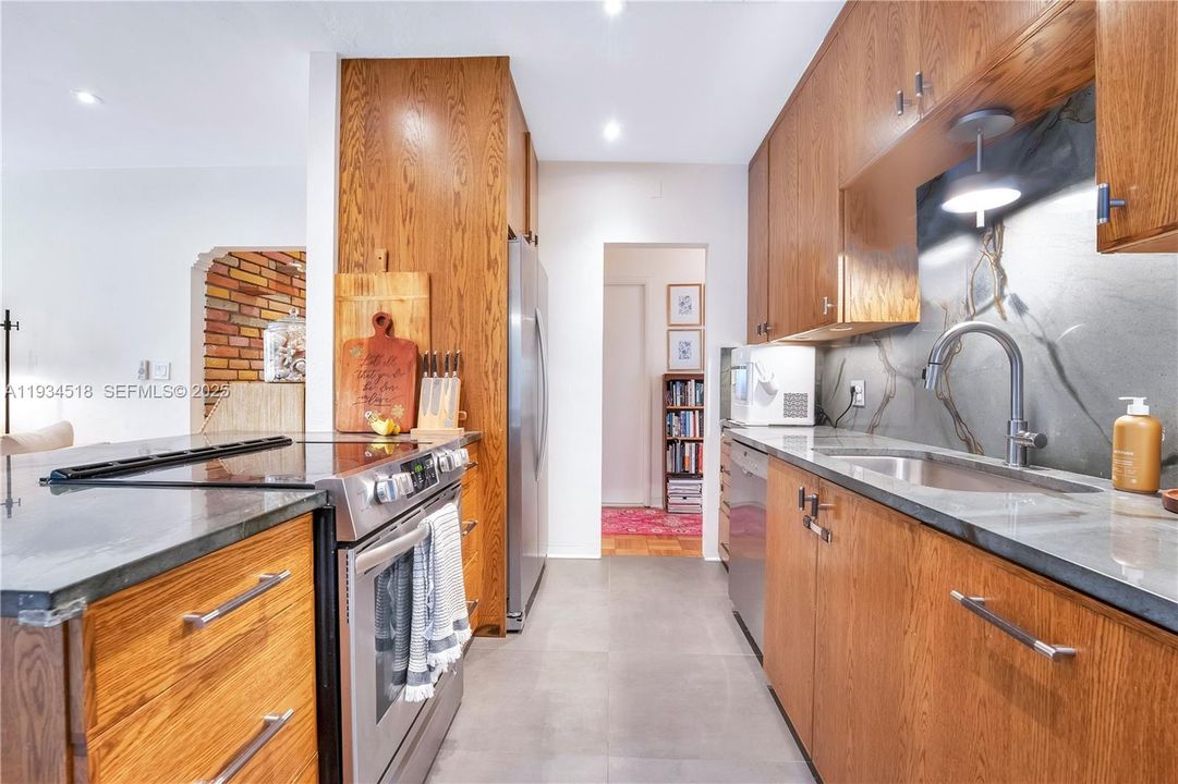 For Sale: $2,000,000 (2 beds, 1 baths, 1059 Square Feet)