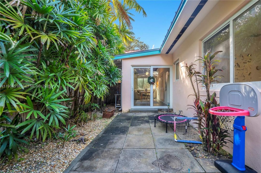 For Sale: $2,000,000 (2 beds, 1 baths, 1059 Square Feet)