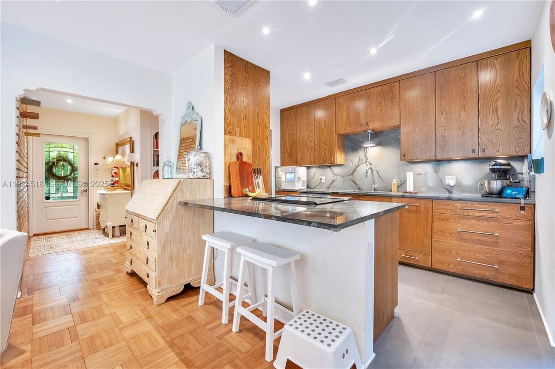 For Sale: $2,000,000 (2 beds, 1 baths, 1059 Square Feet)