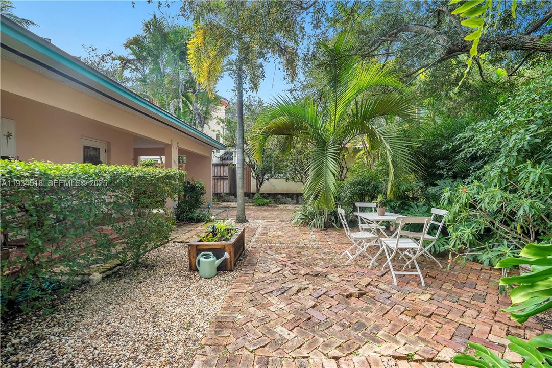 For Sale: $2,000,000 (2 beds, 1 baths, 1059 Square Feet)