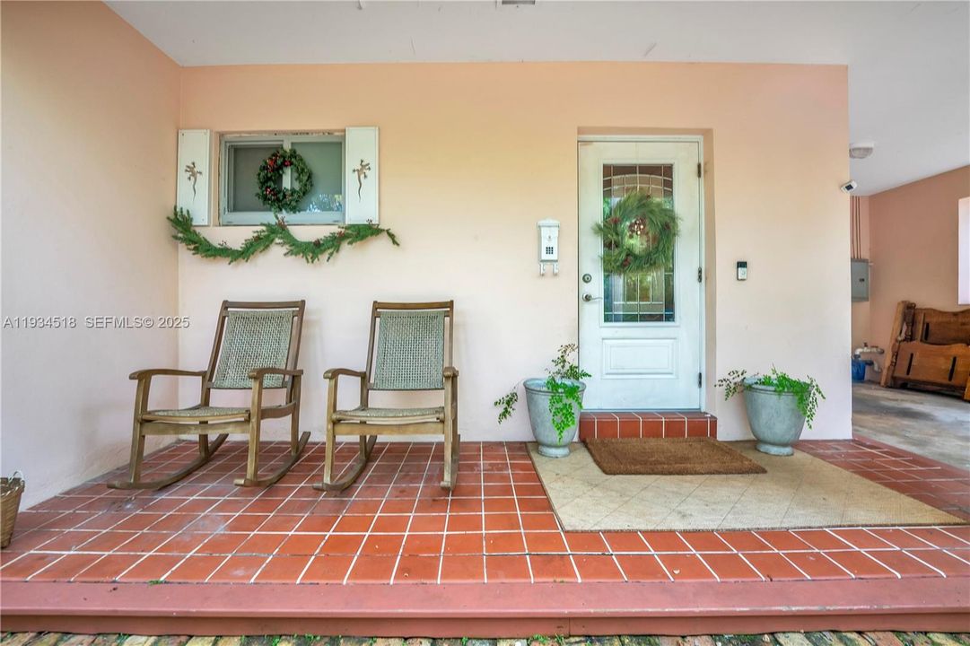 For Sale: $2,000,000 (2 beds, 1 baths, 1059 Square Feet)