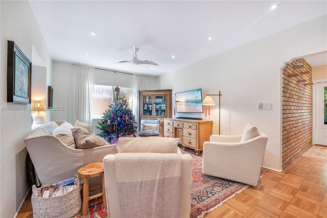 For Sale: $2,000,000 (2 beds, 1 baths, 1059 Square Feet)