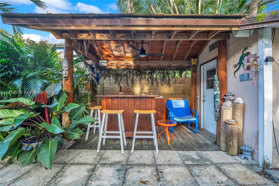 For Sale: $2,000,000 (2 beds, 1 baths, 1059 Square Feet)