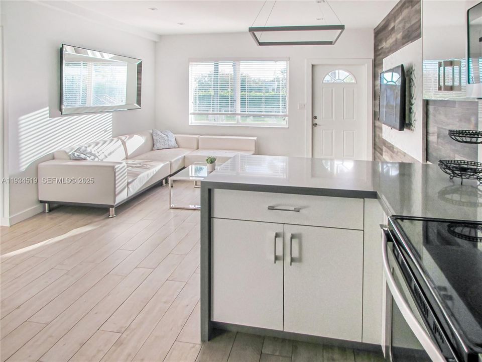 Active With Contract: $2,500 (2 beds, 2 baths, 1000 Square Feet)