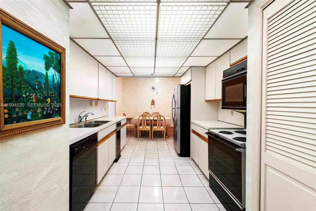 For Sale: $1,300,000 (2 beds, 2 baths, 2018 Square Feet)