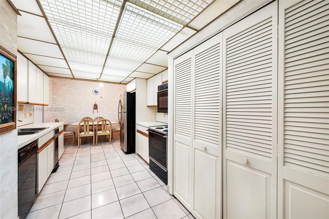 For Sale: $1,300,000 (2 beds, 2 baths, 2018 Square Feet)