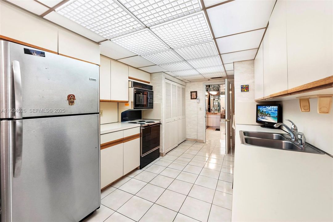 For Sale: $1,300,000 (2 beds, 2 baths, 2018 Square Feet)