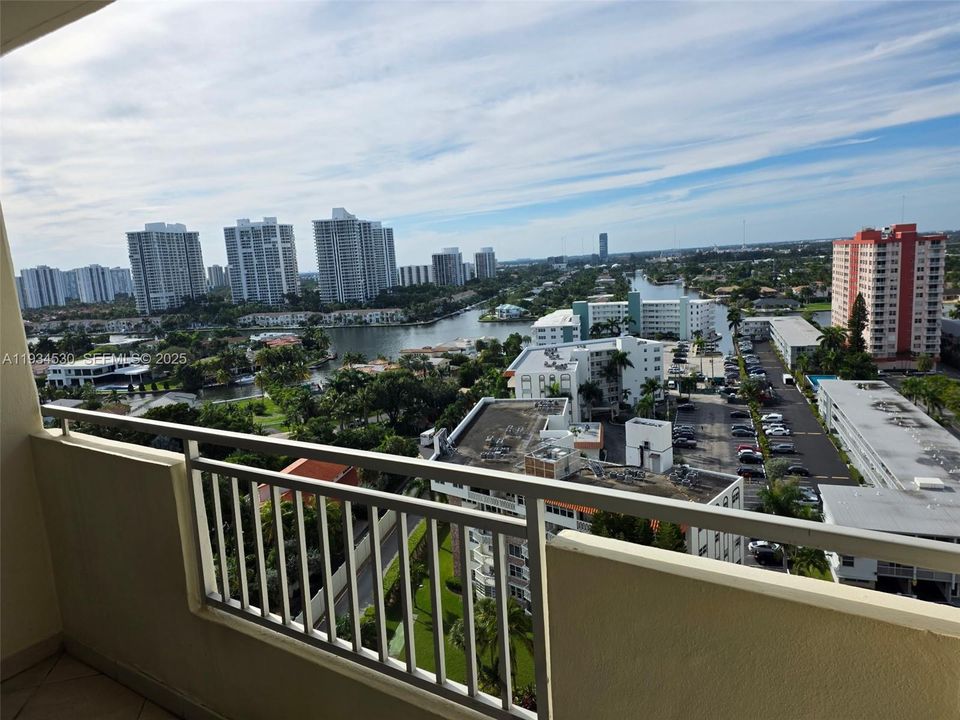 出租: $2,500 (1 贝兹, 1 浴室, 741 平方英尺)