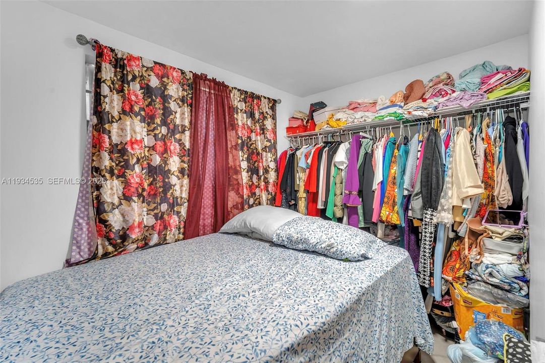 For Sale: $550,000 (2 beds, 1 baths, 1435 Square Feet)