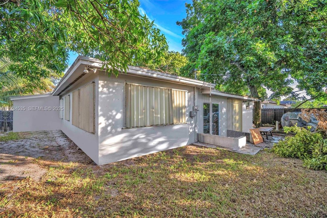 For Sale: $550,000 (2 beds, 1 baths, 1435 Square Feet)