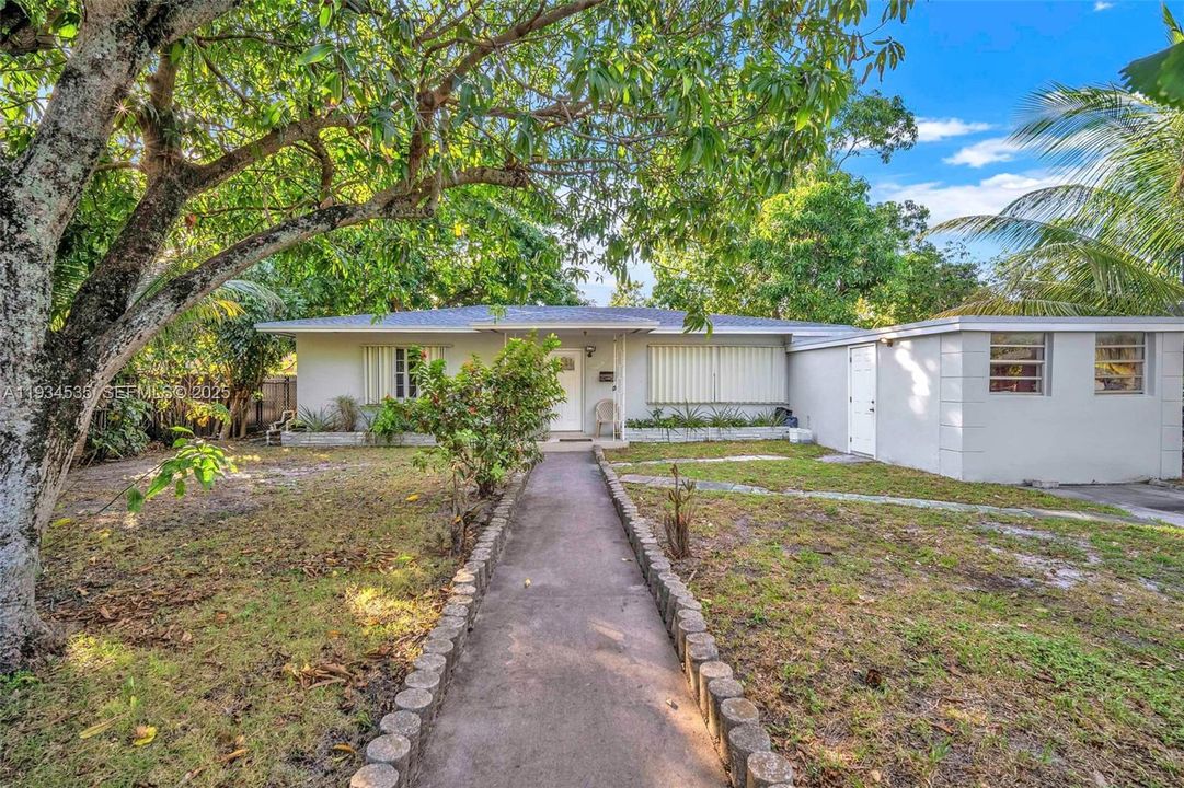 For Sale: $550,000 (2 beds, 1 baths, 1435 Square Feet)