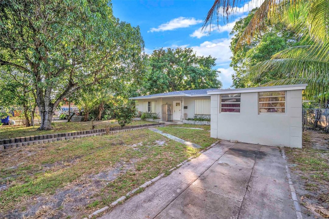 For Sale: $550,000 (2 beds, 1 baths, 1435 Square Feet)