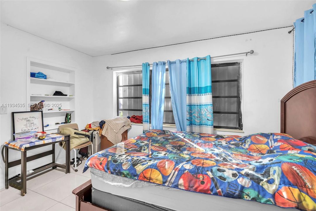 For Sale: $550,000 (2 beds, 1 baths, 1435 Square Feet)