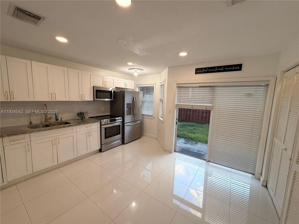 В аренду: $2,550 (2 спален, 2 ванн, 1241 Квадратных фут)