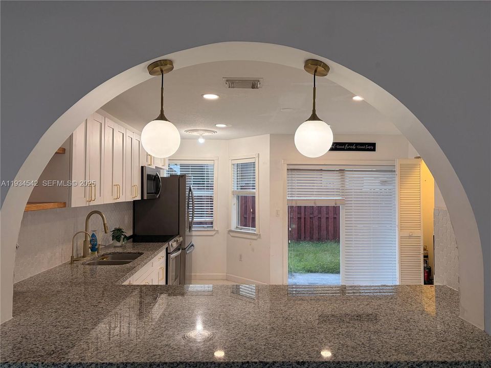 В аренду: $2,550 (2 спален, 2 ванн, 1241 Квадратных фут)