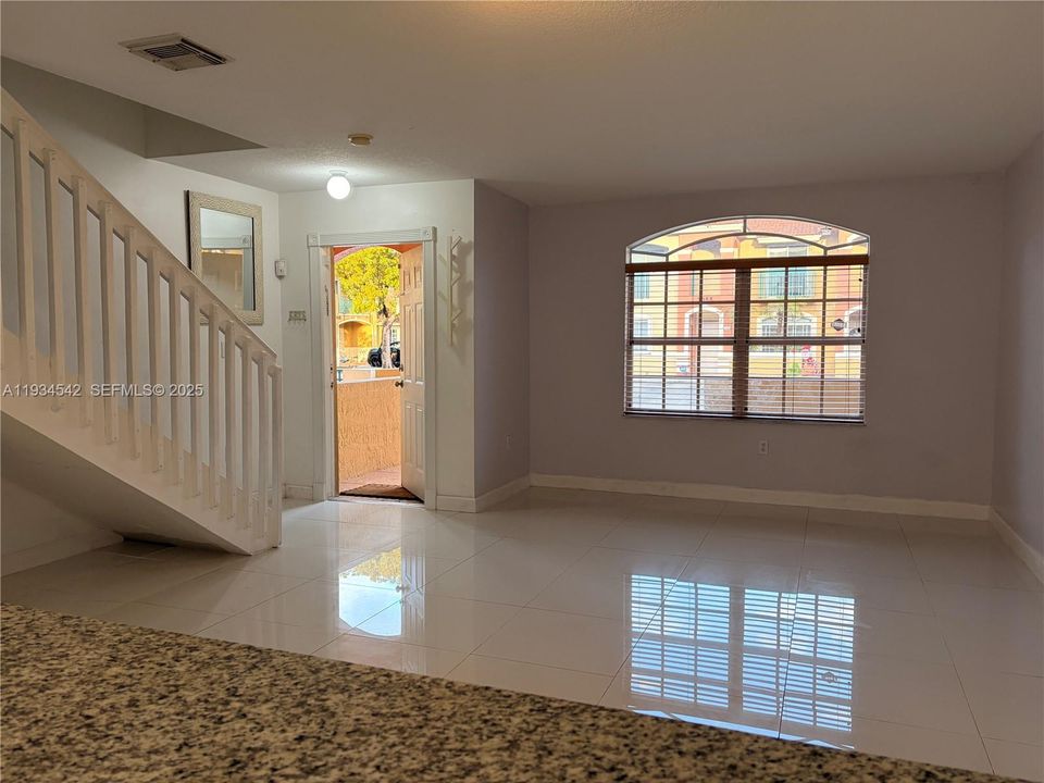 В аренду: $2,550 (2 спален, 2 ванн, 1241 Квадратных фут)