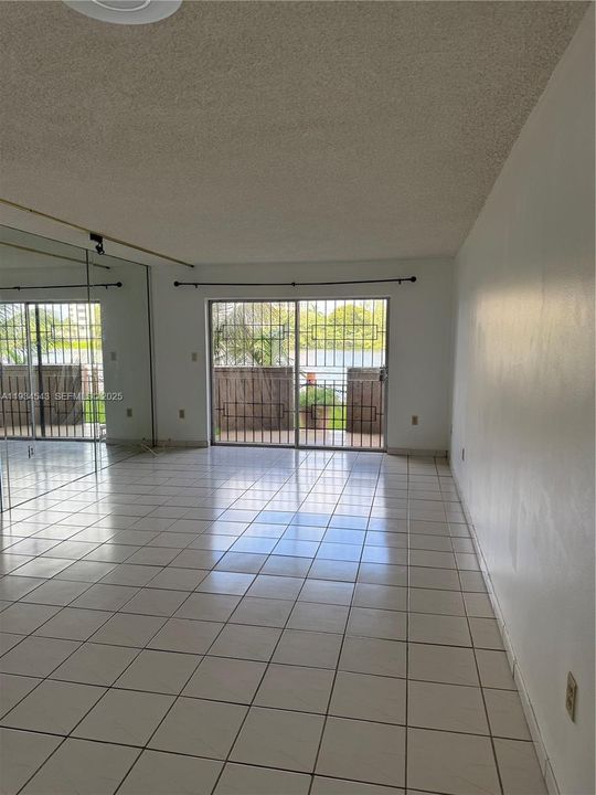 待售: $320,000 (2 贝兹, 2 浴室, 1030 平方英尺)