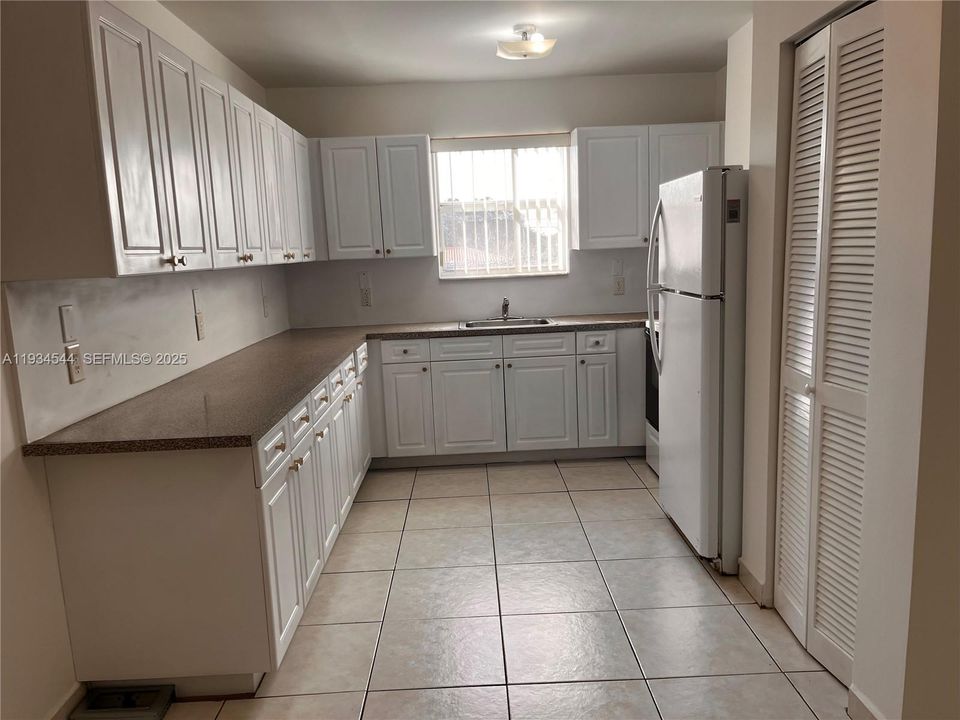 For Rent: $2,000 (2 beds, 1 baths, 18376 Square Feet)