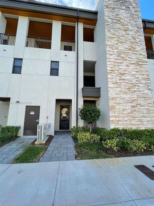 For Rent: $3,200 (3 beds, 2 baths, 1425 Square Feet)