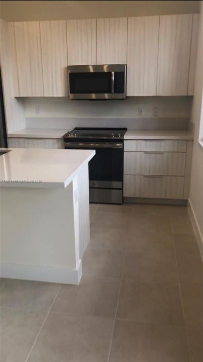 For Rent: $3,200 (3 beds, 2 baths, 1425 Square Feet)