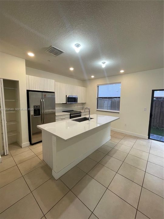 For Rent: $3,200 (3 beds, 2 baths, 1425 Square Feet)