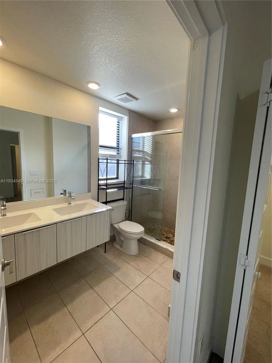 For Rent: $3,200 (3 beds, 2 baths, 1425 Square Feet)