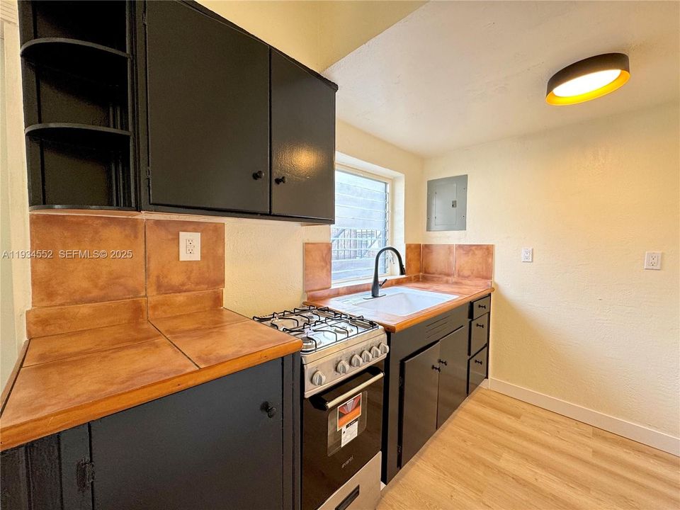 出租: $1,800 (1 贝兹, 1 浴室, 5617 平方英尺)