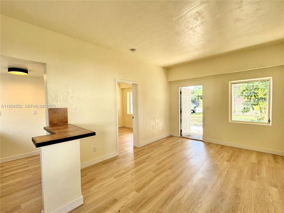 出租: $1,800 (1 贝兹, 1 浴室, 5617 平方英尺)