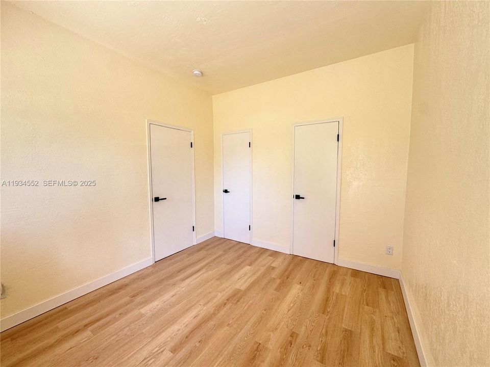 出租: $1,800 (1 贝兹, 1 浴室, 5617 平方英尺)