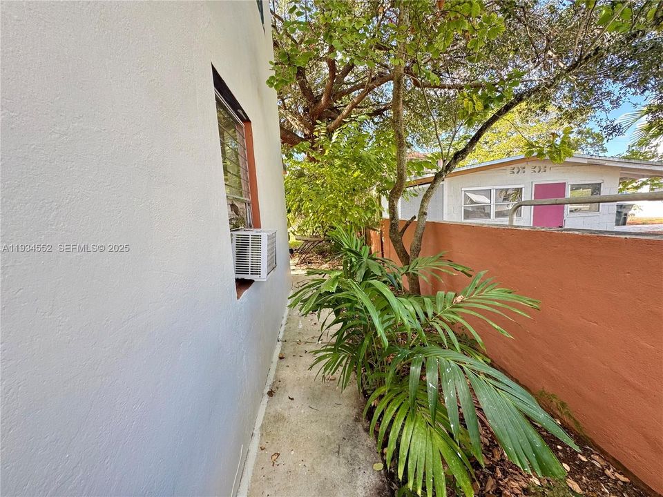 出租: $1,800 (1 贝兹, 1 浴室, 5617 平方英尺)