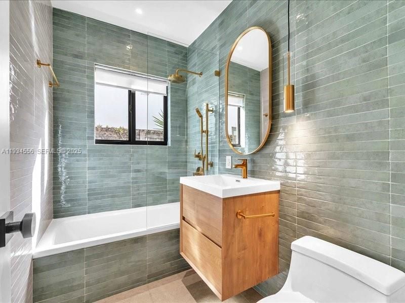 For Rent: $13,000 (3 beds, 3 baths, 2028 Square Feet)