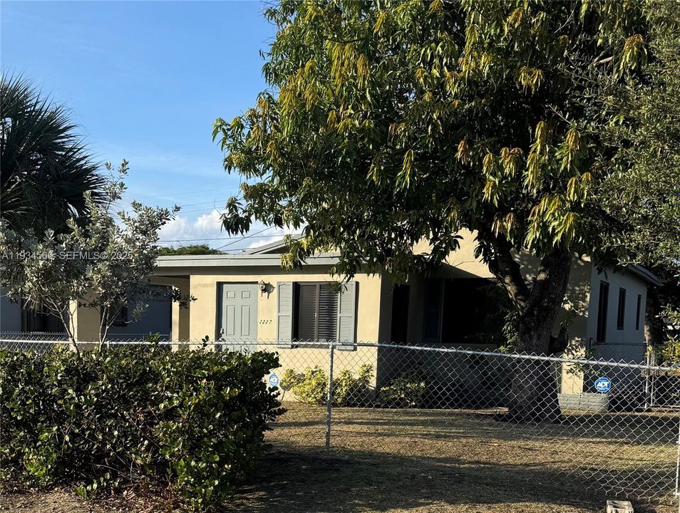 For Sale: $385,000 (3 beds, 1 baths, 1050 Square Feet)