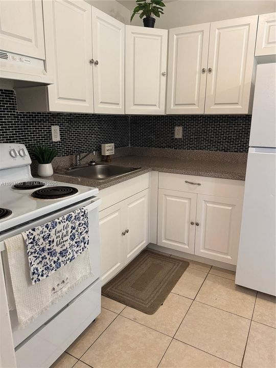 For Sale: $385,000 (3 beds, 1 baths, 1050 Square Feet)